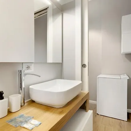 Modern With Wi-fi & Ac 15 Min To Duomo 아파트